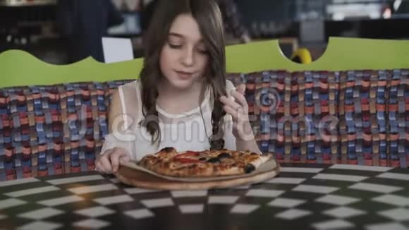 年轻漂亮的女孩喜欢披萨的味道4公里视频的预览图