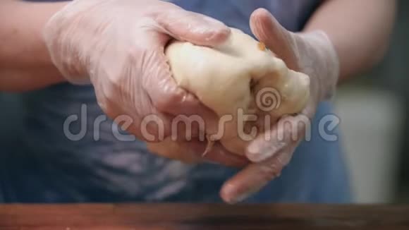 厨师揉捏酵母面团的特写库存录像工业企业的厨师准备复活节视频的预览图