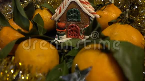 新年背景的橘子和姜饼屋圣诞快乐视频的预览图