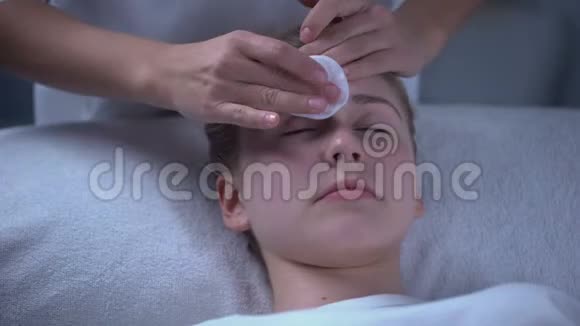 化妆师修眉后消毒美容店视频的预览图