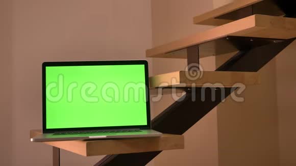 室内办公室楼梯上笔记本电脑绿屏特写镜头视频的预览图