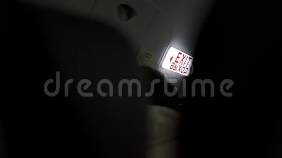 照明出口标志在黑暗的房间艺术明亮的标志表明出口在白色背景下发光的红色在黑暗中视频的预览图
