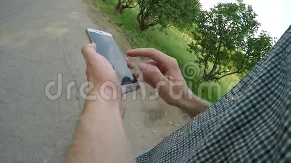 带着智能手机走路的人视频的预览图