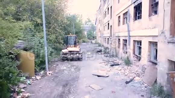 沙比在城里废弃了旧房子视频的预览图