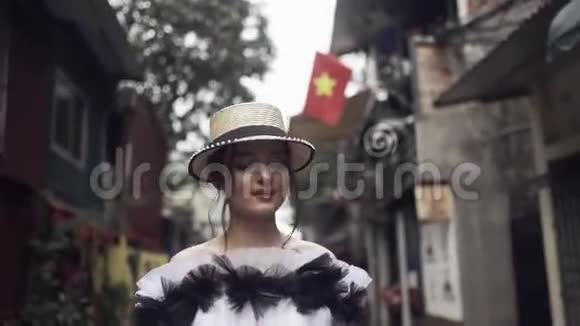 美丽而年轻的时尚美少女走在亚洲的街道与铁路之间的老建筑旅程视频的预览图