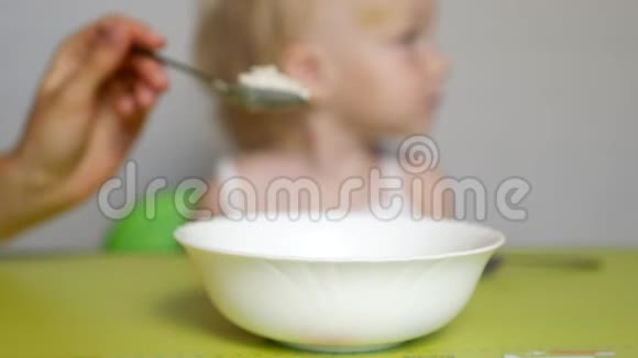 母亲给婴儿喂燕麦片特写儿童营养早餐肖像白种人视频的预览图