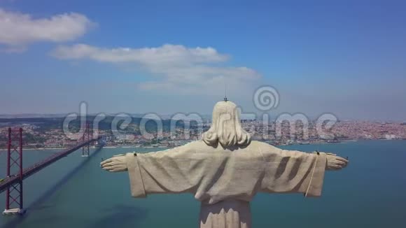 里斯本阿尔马达基督山雷雕像的空中景观葡萄牙视频的预览图