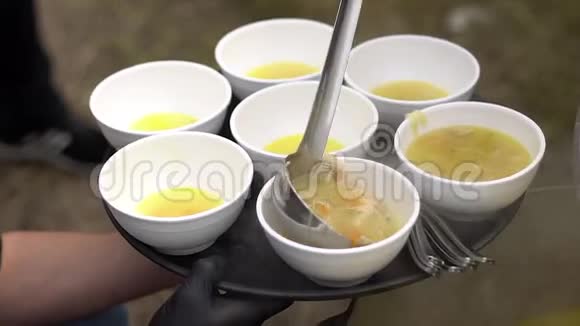 厨师用瓢把汤倒在盘子里视频的预览图