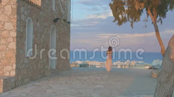 年轻孤独的女人望着海面上的夜空海滨度假村度假视频的预览图