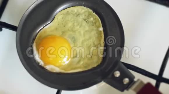 在一个心形的迷你锅上煮一个煎蛋视频的预览图