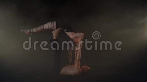 一个在希巴里的女人在裸露上身的男性身上做杂技瑜伽动作视频的预览图