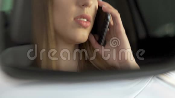 沮丧的女孩坐在汽车上在智能手机上说话紧张的情况冲突视频的预览图