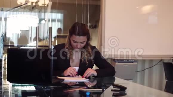 女商务主管在秘书带来的文件上签字高清高清视频的预览图