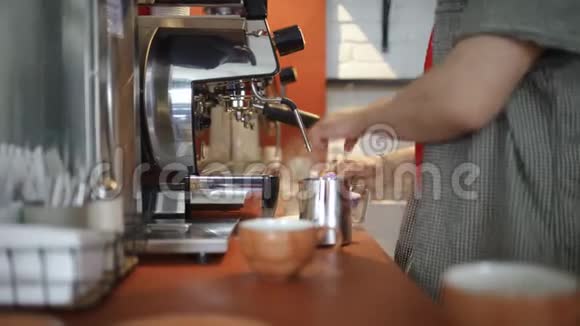 专业咖啡师的特写从咖啡机里倒咖啡艺术掌握咖啡设备和视频的预览图