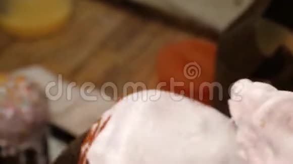 用糖霜做杯形蛋糕库存录像带手套的面包师带葡萄干的白色奶油蛋糕视频的预览图