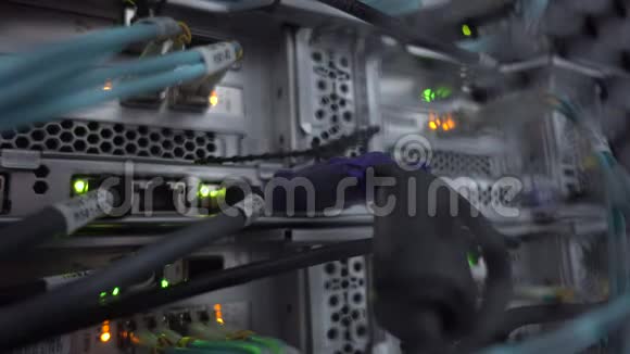 光纤连接器接口光纤通道把电脑放在一个架子上视频的预览图