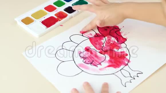 一个孩子画一个手指画用颜料特写视频的预览图