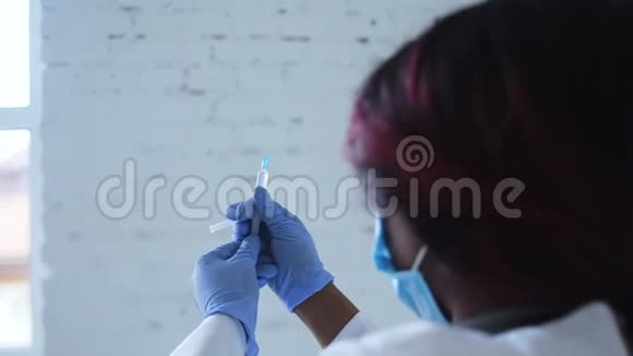 非洲医生戴着医用口罩在医疗办公室里拿着医用注射器视频的预览图