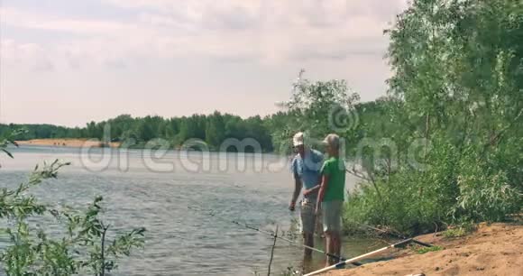 快乐的父子在钓鱼父亲在准备渔具视频的预览图