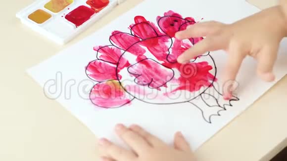 一个孩子用手指画用水彩画特写视频的预览图