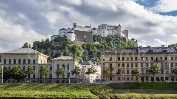 萨尔茨堡Festungsberg山上的Hohensalzburg堡堡垒的时间流逝视频的预览图