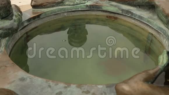 萨格勒布市的男性游客向喷泉投掷硬币旅游视频的预览图