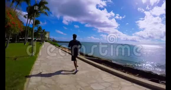 在海边的长廊上奔跑的人视频的预览图