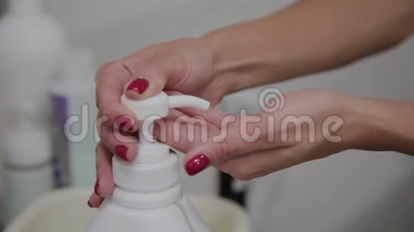 专业美容师拿起手里的按摩霜视频的预览图