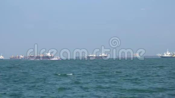 海上漂浮的货船视频的预览图