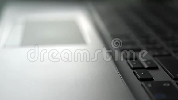 通过移动键入笔记本电脑键盘视频的预览图