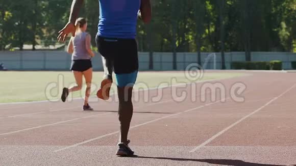 哈代运动员准备马拉松在体育场做体育锻炼视频的预览图
