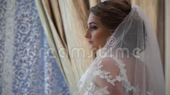 面纱中新娘的特写视频的预览图
