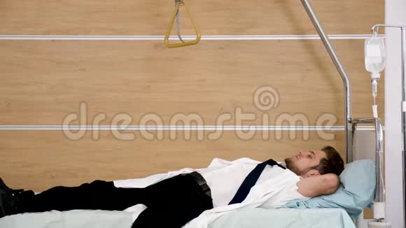 一位懒惰的年轻医生坐在病床上休息视频的预览图