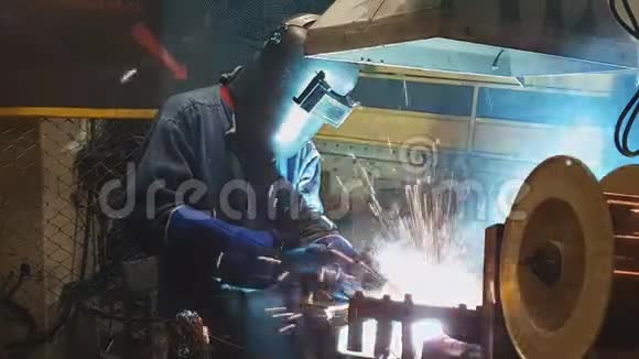 员工焊接汽车部分视频的预览图