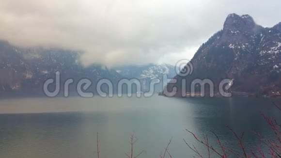 奥地利Salzkammergut特拉恩西湖上多云的夜晚视频的预览图