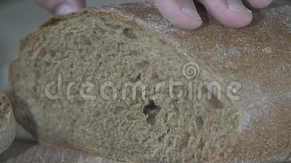 检查新鲜烘焙面包的准备情况慢动作视频的预览图