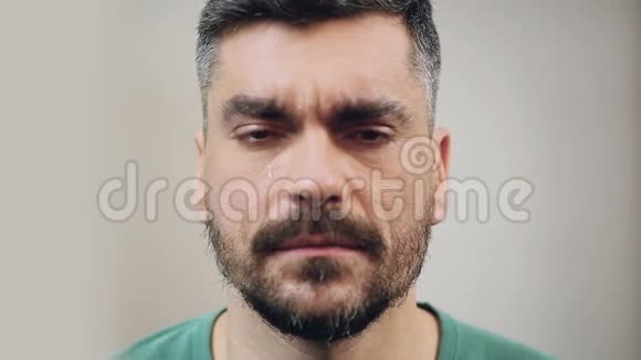 绝望的男人哭着回忆着和妻子离婚的事激动的特写视频的预览图