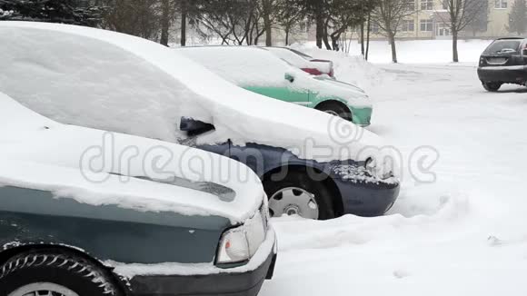 汽车停在室外暴风雪冬天视频的预览图