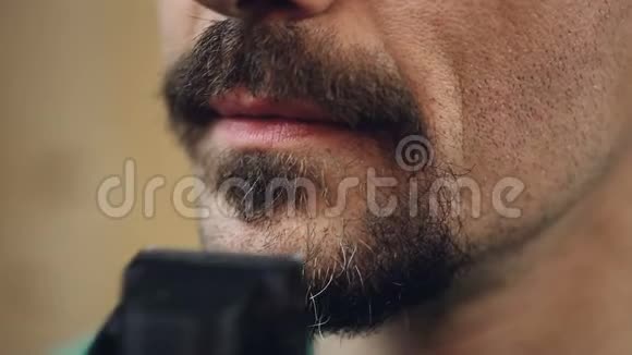 男人刮掉浓密的灰胡子改变他的个人风格面部特写视频的预览图