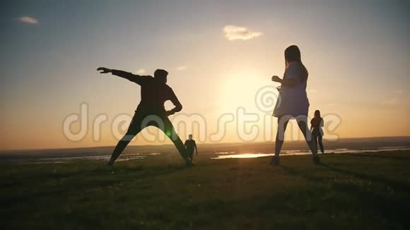 快乐的年轻朋友玩飞盘在户外享受日落的乐趣视频的预览图