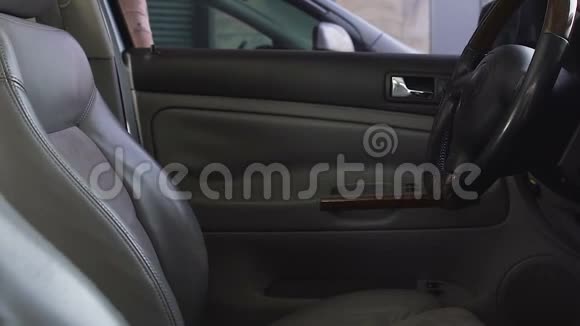 女人上车系紧腰带参加驾照考试视频的预览图