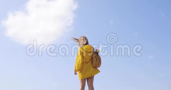 在山顶上举起手臂的女人徒步女孩举臂欢庆自然风光视频的预览图
