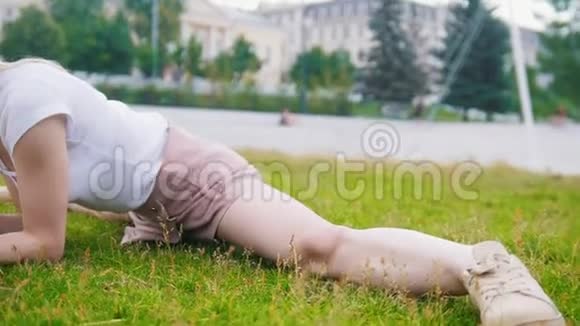 躺在草地上看书的小姑娘视频的预览图