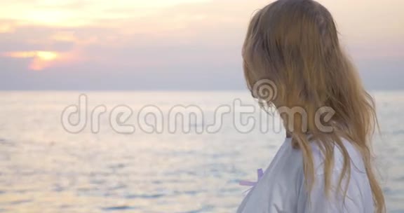 带着粉色意识丝带的女人在海边视频的预览图