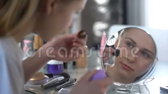 女士熟练应用面部粉底晨妆面部护肤视频的预览图