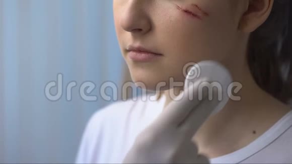 医生用海绵处理女性面部伤口疤痕和治疗视频的预览图