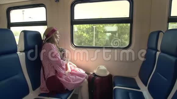 母亲和女儿在火车上旅行女人坐在长凳上望着窗户视频的预览图
