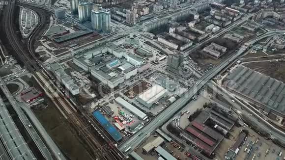 鸟瞰城市道路房屋铁路等建筑全景图像视频的预览图