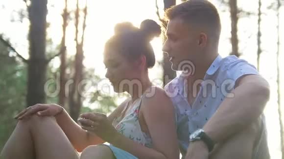快乐的时髦情侣在日落时分在公园里闲逛视频的预览图