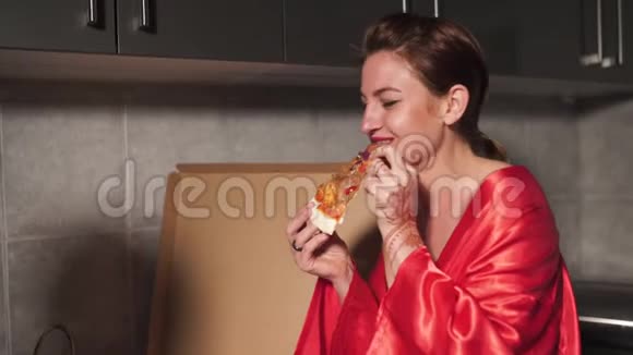 两个女朋友在外出前吃披萨和享受晚会聊天一个穿着蓝色晨衣视频的预览图